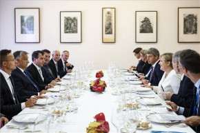 Merkel most nem bírálhatta Orbánt