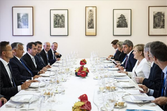 Merkel most nem bírálhatta Orbánt