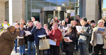 Pintér Sándor-maszkban tüntettek a tankerületeknél