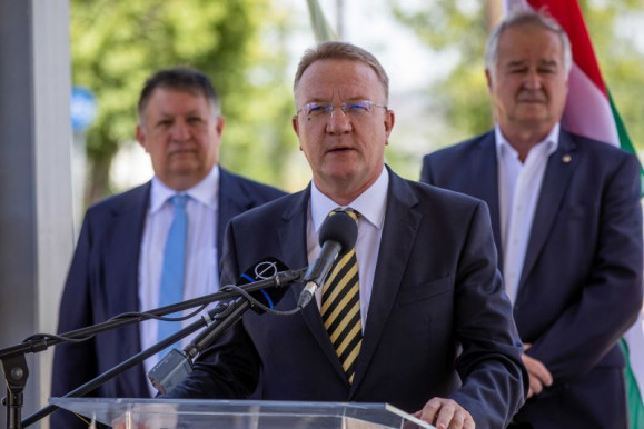 Havi félmillióért szakért a szegedi egyetemnek az MNB-alapítványt otthagyó fideszes frakcióvezető