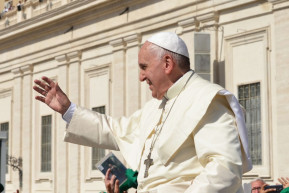 Zavartan piszkálgatták a pápát Bencsikék