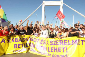 Ügyvédkör: Oszlatnia kellett volna a rendőrségnek, de mivel nem tette, már nem szankcionálhatók a résztvevők