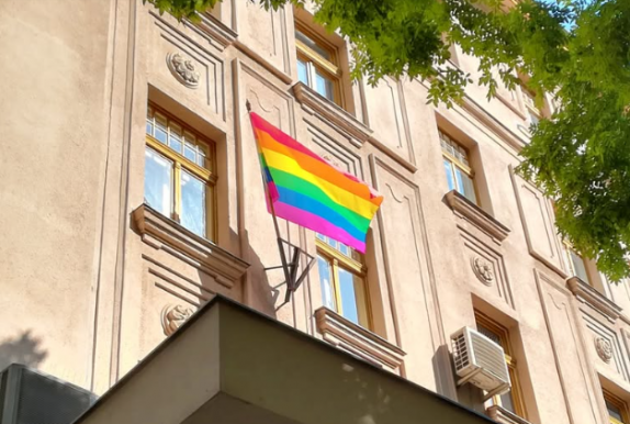 Répássy szereint kitilthatják a Pride-zászlót a középületekről 