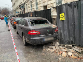 Faldarabok zuhantak parkoló autókra a Radetzky-laktanya épületéből 