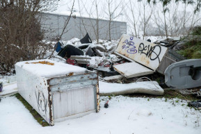 Lázár János miatt Zugló tűzveszélyben - feliratú molinóval várták a minisztert