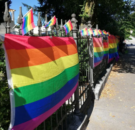 Szivárványos zászlókkal fogadták Orbánt Szlovéniában