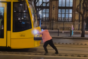 Imádkozni vágyó németországi muszlimként futott be világkarriert a körúti villamossal hadakozó Renátó 