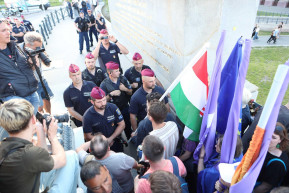 Elindult a Karmelitába a Momentum, de rendőrök állták az útjukat a Lánchídnál