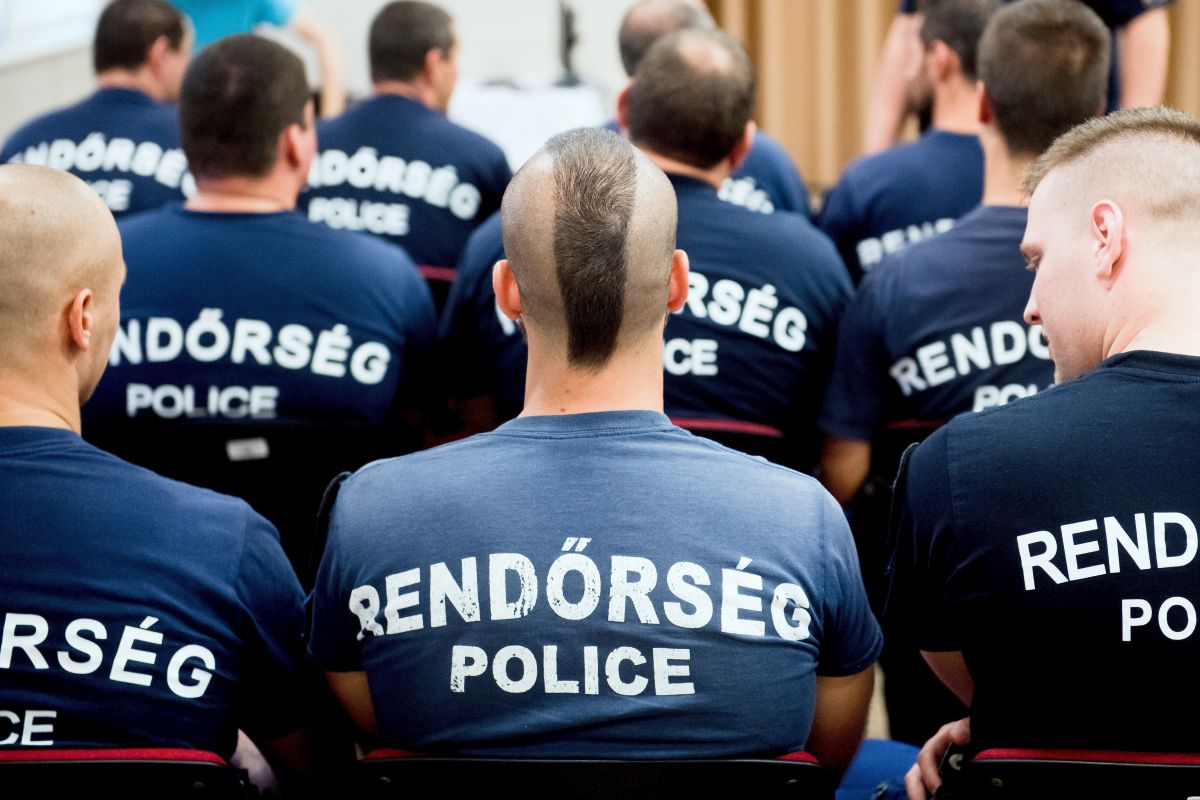 Szerbiában szolgálatot teljesítő rendőröket fogadtak Budap