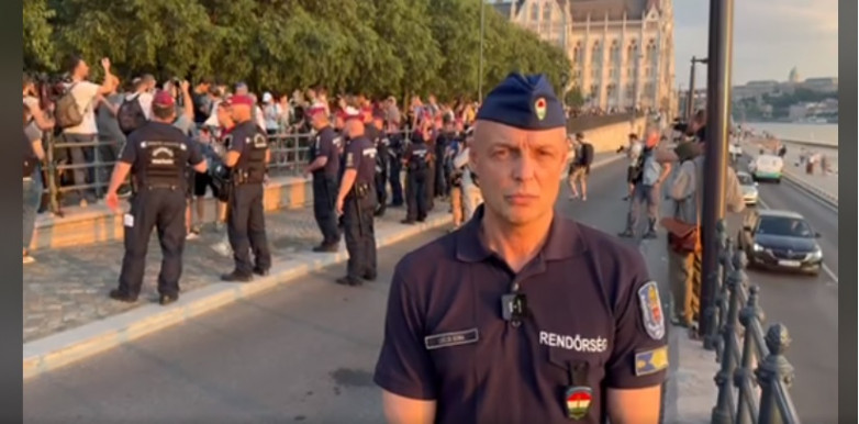 Nem engedték át a Lánchídon a tüntető diákokat, rendőrök igazoltatták őket
