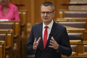 Rétvári szerint stabilan működik a balassagyarmati kórház – ahol éppen szünetel a szülészet