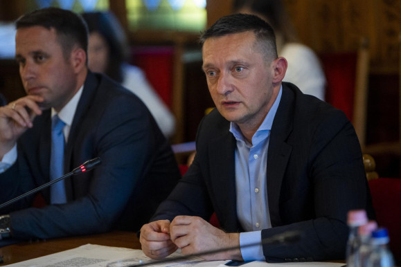 Ezek a korrupciós ügyek a Holdról is látszottak, nem volt sok dolga az amerikaiaknak