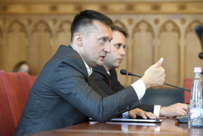 Nevetve fogadta a Medián vezetője Rogánék magyarázkodását