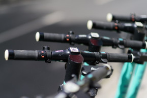 Félholtra verte a rolleres a gyalogost, mert az szóvá tette, hogy a járdán repeszt