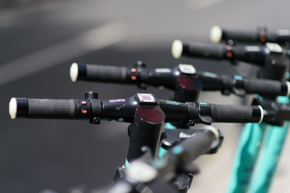 Félholtra verte a rolleres a gyalogost, mert az szóvá tette, hogy a járdán repeszt