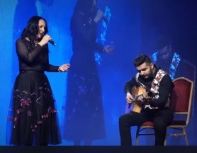 Larryék és a píszí – Józsa Márta jegyzete