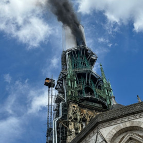 Kigyulladt a roueni katedrális