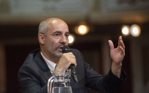 Rudolf Péter vezeti további öt évig a Vígszínházat