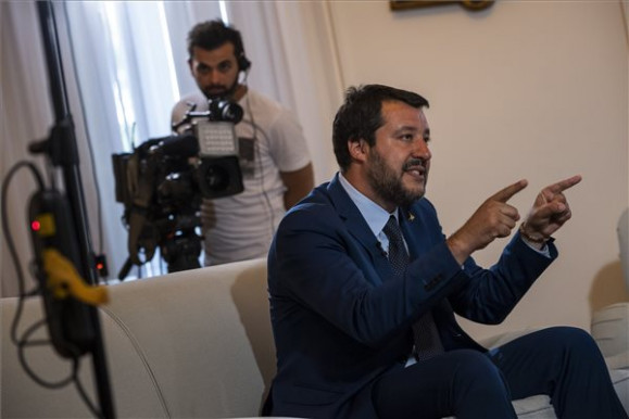 Salvini bukásával kinyílt egy ablak