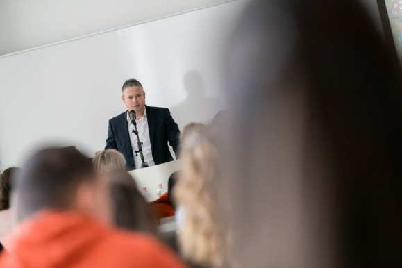 Sára Botond főispánnak bocsánatot kell kérnie Józsefvárostól