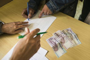 Hogyan üssük el a szegényeket a pluszpénzektől?