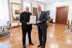 Erdő Pétertől kapta a rendelhető pápai áldást Semjén Zsolt