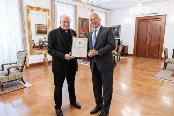 Erdő Pétertől kapta a rendelhető pápai áldást Semjén Zsolt