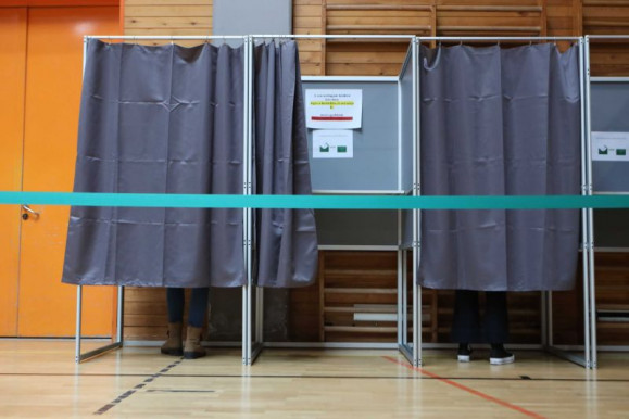 Bombariadó volt két szavazókörben