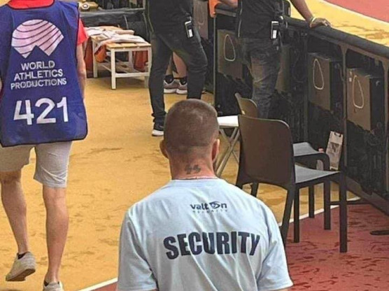 SS-tetoválást viselő biztonsági őrt fotóztak az atlétikai vb-n, kirúgták