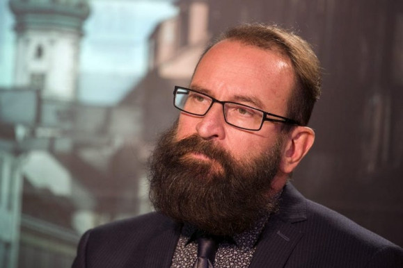 Szájer József visszatér, Schmidt Mária felkérésére intézetet alapít