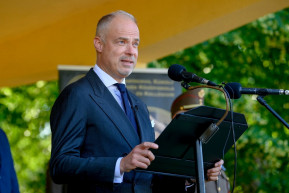 Gulyás számára értelmezhetetlen összeg a honvédelmi miniszter 1,6 milliárdos osztaléka