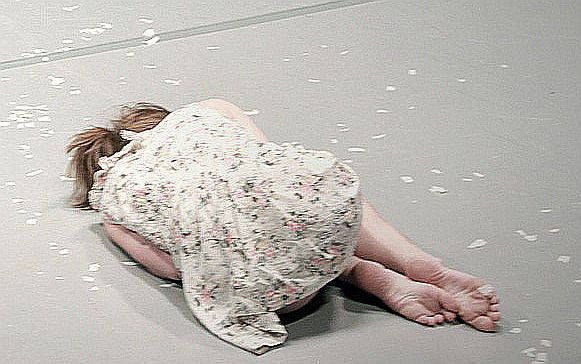 Felnőtt nők bántalmazott gyerekek szerepében