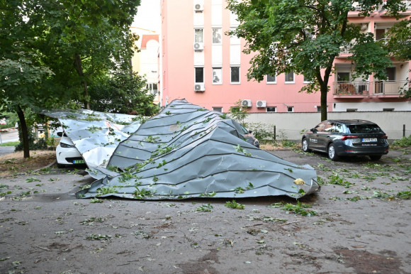 Videón, ahogy letépi a vihar a szegedi egyetem tetejét