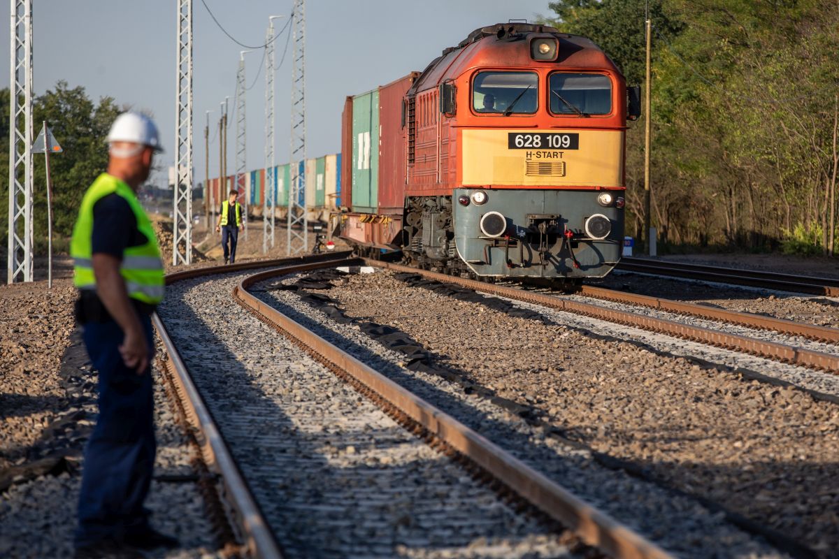 Újraindult a teherforgalom a felújított Szeged-Röszke vasút