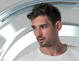 Hazugságvizsgálóra kötötték a vállaltan meleg énekest, aki állítja: több olyan kormánypárti politikust ismer, aki egykor az ő ágyában is járt