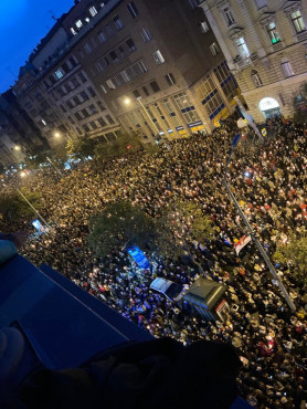 Több mint tízezren tüntettek az SZFE mellett