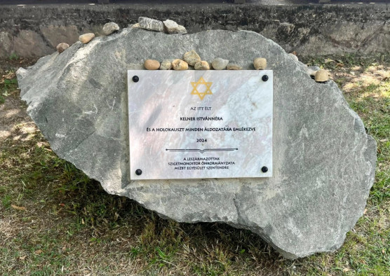 A szigetmonostoriak gyertyákkal vonultak a szétvert emléktáblához