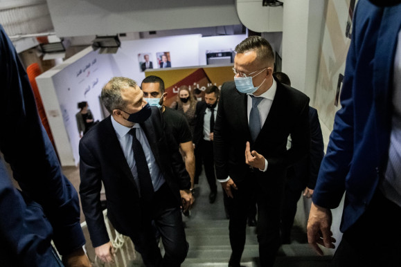 Az EU is kitiltaná, Szijjártó támogatja libanoni barátját