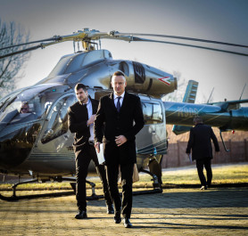 Szijjártó erős 12 milliót helikopterezett el 2020 óta