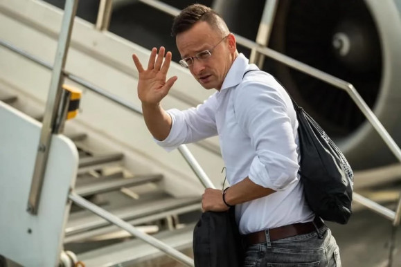 Panyi: Nagy összegű készpénz, illetve drágakő érkezhet Oroszországból magyar kormányzati gépeken