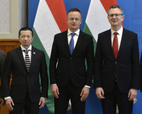 Szijjártó a fogmosással példálózott az akkumulátorgyárak ügyében