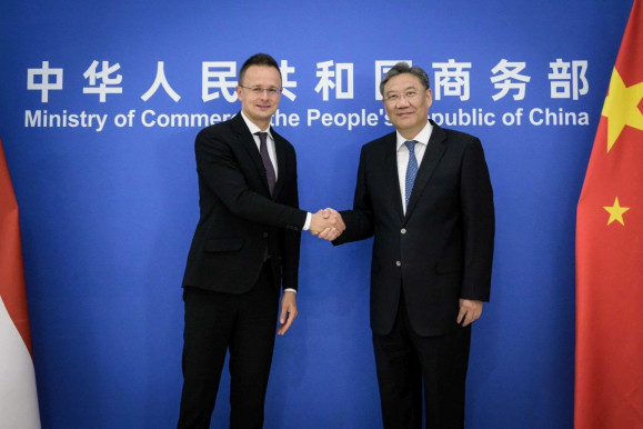 Szijjártó újabb hárommilliárd eurónyi kínai autóipari beruházást jelentett be