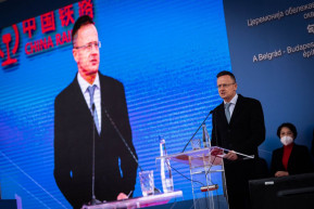 Szijjártó: Az USA-val szemben kemény fellépésre van szükség, Kínával viszont együtt kell működni