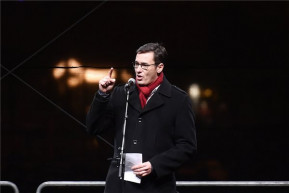 A színházak mellett a világsajtó