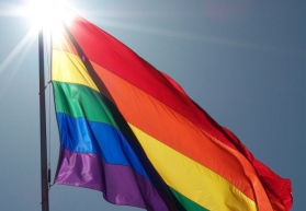 Szivárványos zászlóval énekeltek a tusványosi színpadon