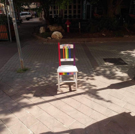 Kukába dobták a sokszor átfestett pad helyére kitett szivárványos széket