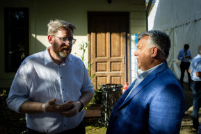 Szijjártóék reptetik Orbán kedvenc sportriporterét