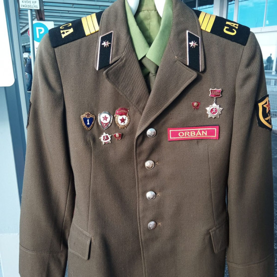 Szovjet katonai egyenruhát vittek Orbánnak ajándékba civilek