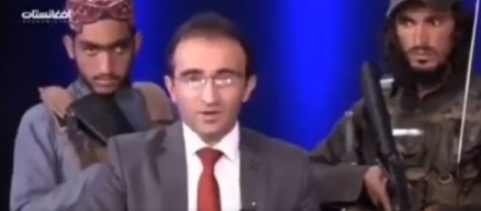 „Nem kell félni” – mondta az afgán tévébemondó, miközben fegyveres tálibok álltak mögötte