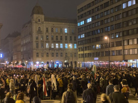 Egyházi tanintézetek dolgozói, diákjai tiltakoznak
